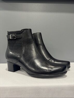 Clarks Artisan Low Heel Leather Ankle Boots Size 9.5 EUC